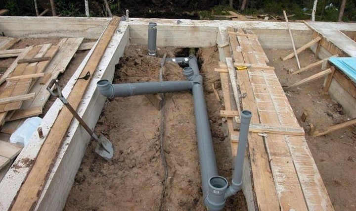 Прокладка труб канализации внутри частного дома и в земле